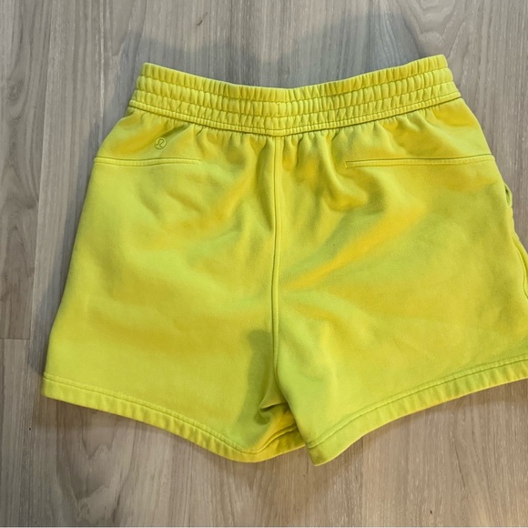 Lululemon Loungeful High-Rise Shorts 4” -Electric Lemon Sz 6 Excellent condition - Picture 6 of 8